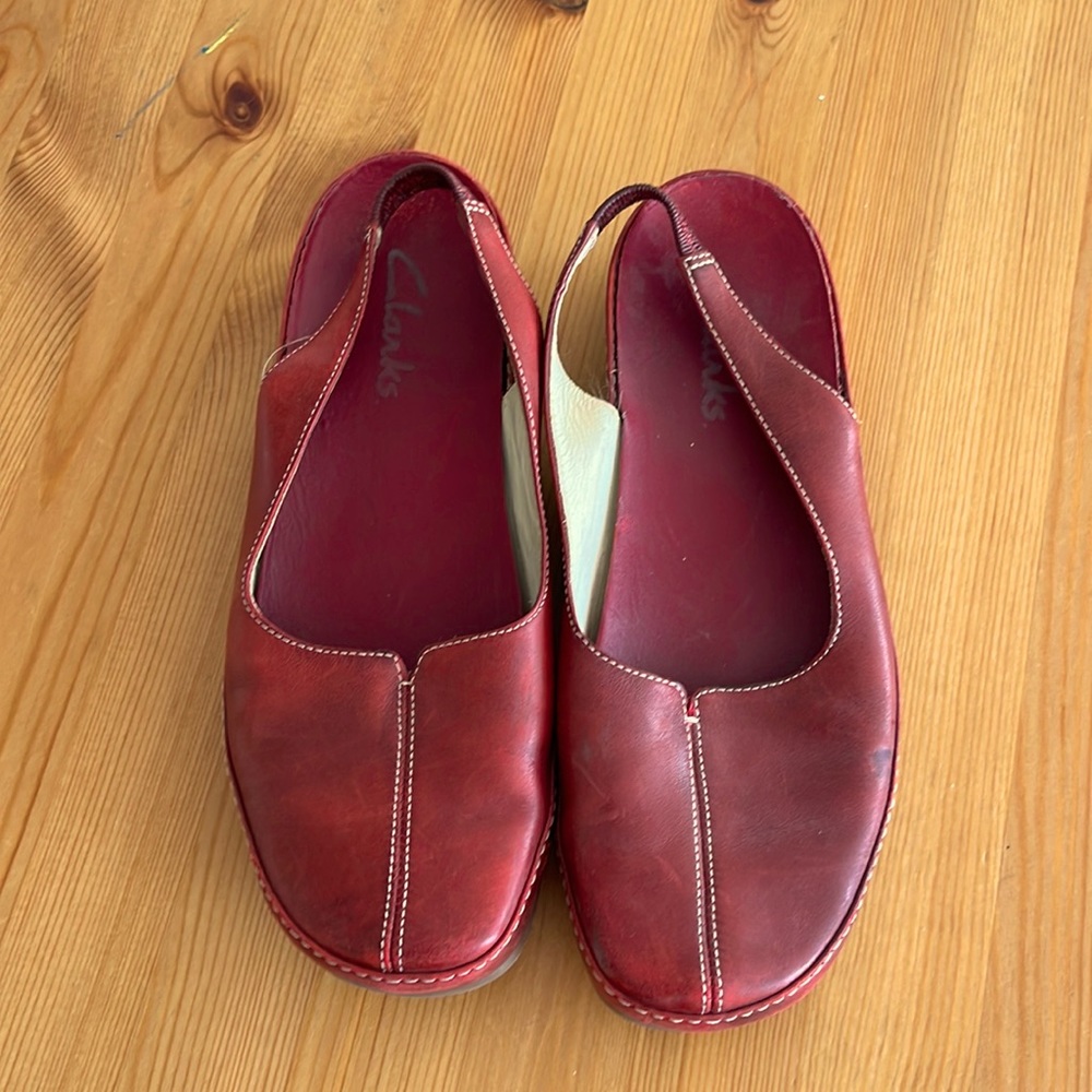 Size 7.5 Clark’s sling back flats